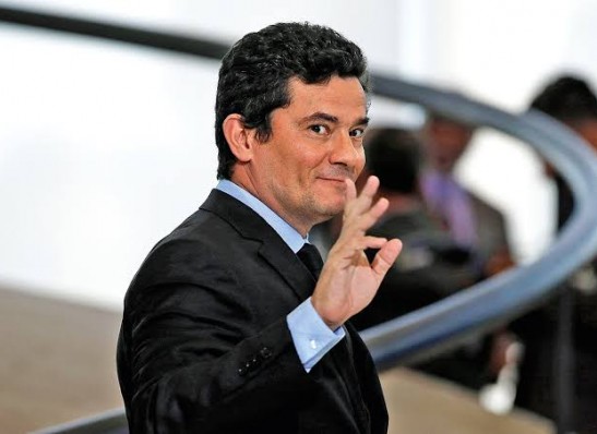 Sergio Moro exibe troca de mensagens em que Bolsonaro cobra mudança no comando da PF