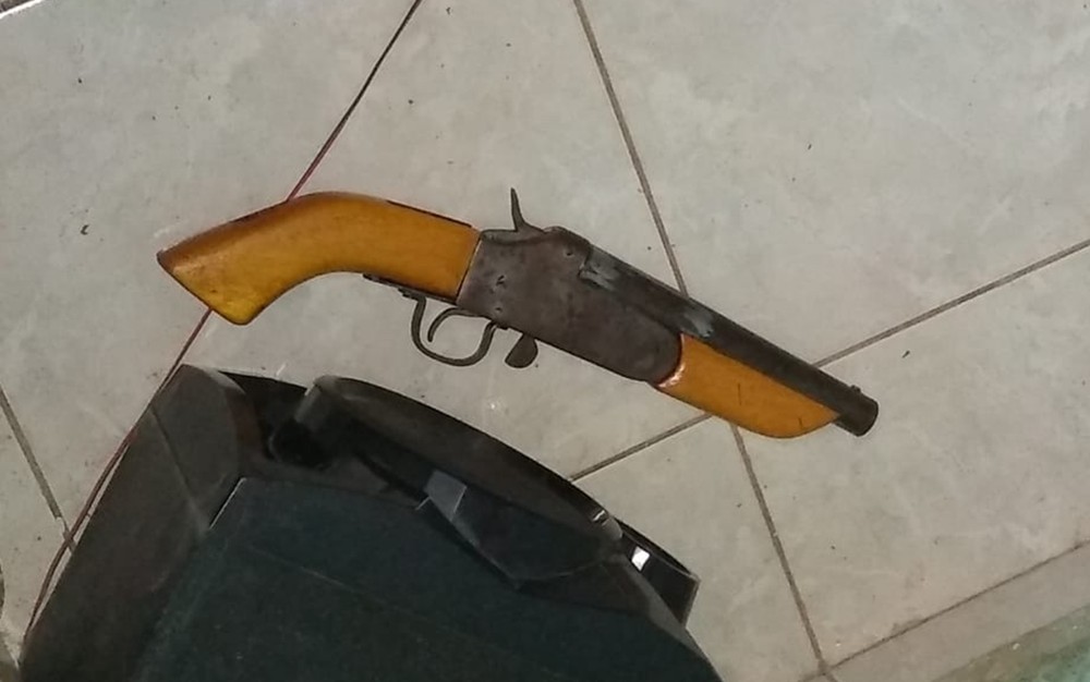 Adolescente é morta com tiro de espingarda dentro de casa; companheiro é suspeito