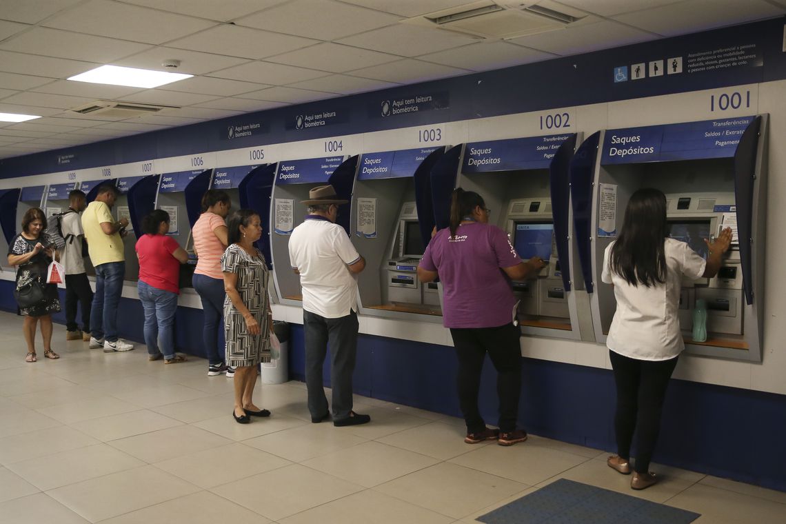 Trabalhadores buscam agências da Caixa para sacar FGTS e tirar dúvidas