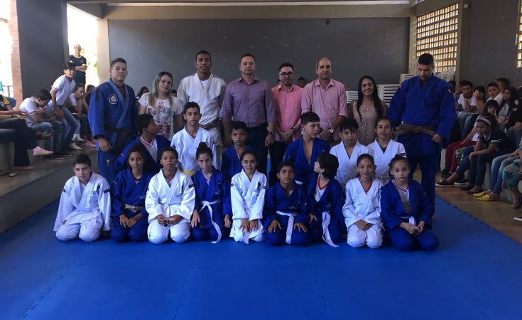 Prefeito Éden Duarte entrega kimonos e tatames para alunos do judô do município