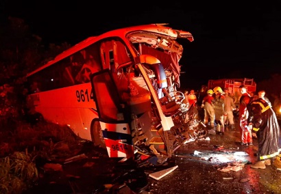 Colisão entre ônibus e carreta deixa 6 mortos e 26 feridos na BR-364
