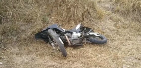 Homem que pilotava moto morre após tentar ultrapassar carro