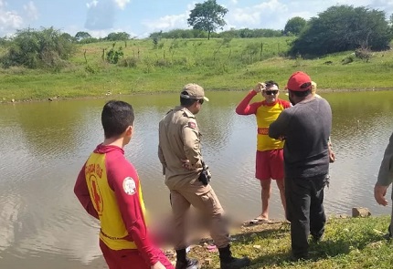 Adolescente escorrega em pedra, irmã tenta ajudar e os dois morrem afogados enquanto tiravam foto em açude