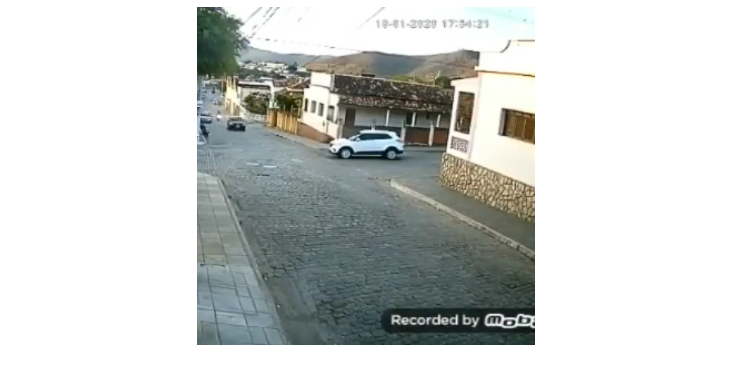 VEJA VÍDEO: Motociclista é arremessada após colidir em carro na Paraíba