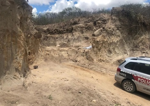 Homem morre soterrado enquanto trabalhava em barreira