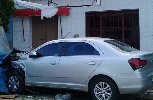 Motorista em alta velocidade perde controle e sofre acidente