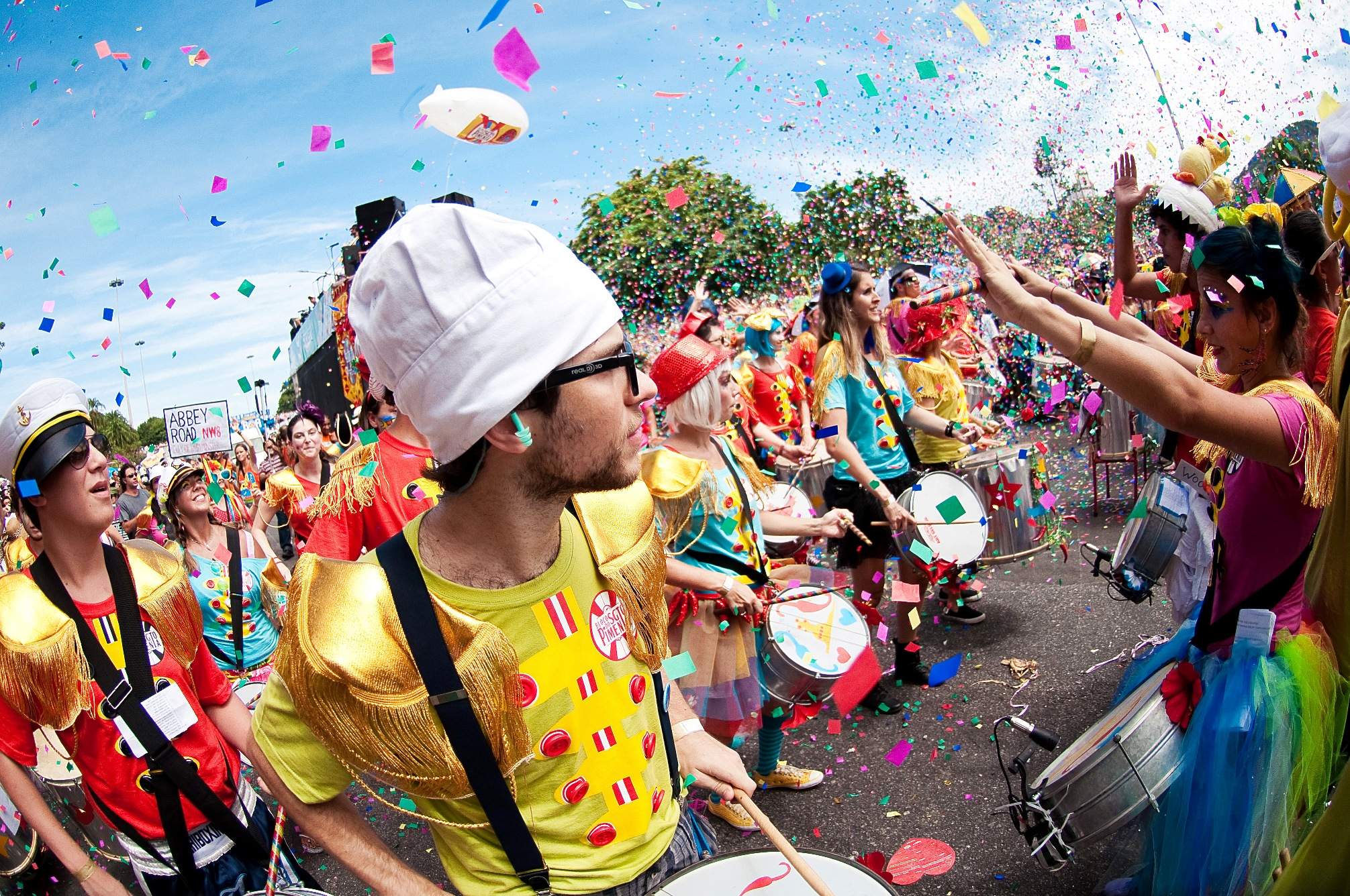 Doença do beijo, HIV e outras ISTs estão entre perigos do carnaval