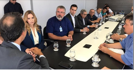 Daniella acompanha prefeitos e lideranças em reunião sobre o fechamento da comarca de Aroeiras
