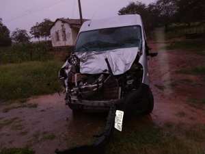 Animal na pista provoca acidente com van da Prefeitura de Monteiro