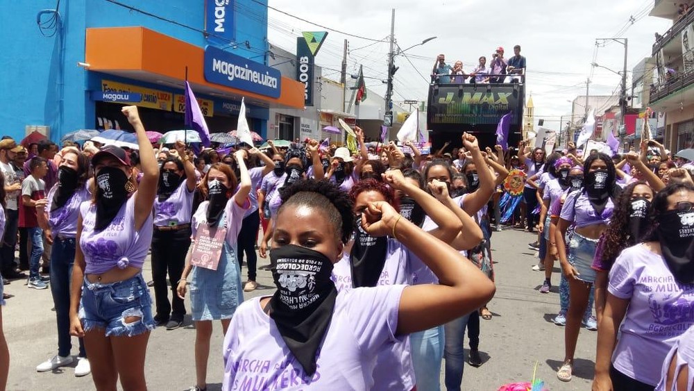 Mulheres se reúnem em marcha contra a violência doméstica em Esperança, na PB