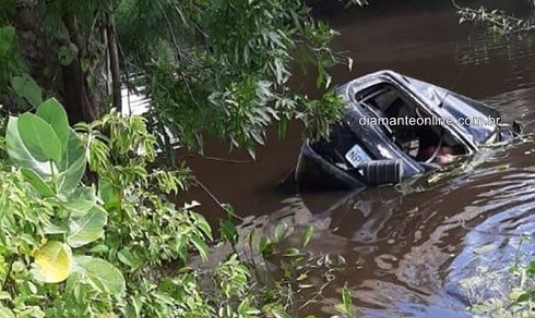 Acidente de carro deixa quatro mortos e um ferido