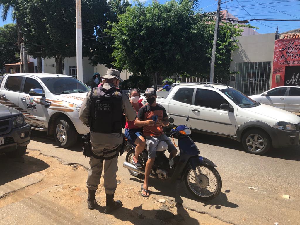 Polícia Militar e Vigilância Sanitária realizam trabalho de conscientização no comércio de Sumé