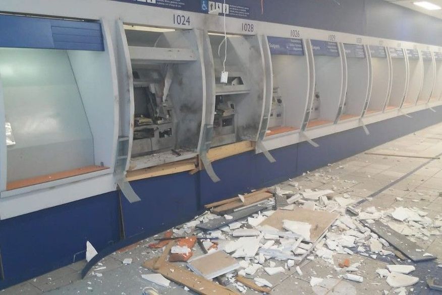 Bandidos explodem caixas eletrônicos de agência bancária da Caixa Econômica