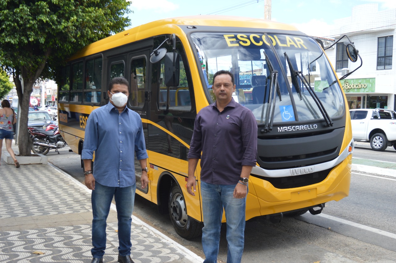 Prefeito Éden Duarte entrega dois novos ônibus escolares à rede municipal de ensino