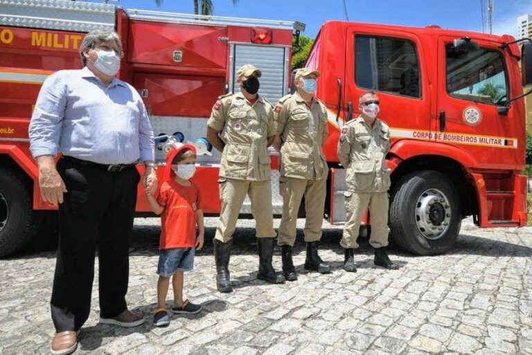 João Azevêdo destina viatura de combate a incêndio e salvamento para nova companhia do Corpo de Bombeiros em Sumé