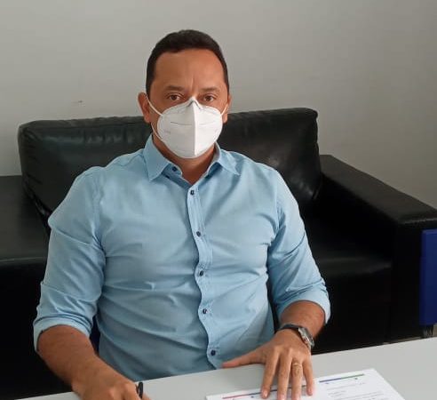 Prefeito Éden sanciona Lei que prorroga incentivo aos profissionais de saúde da linha de frente da Covid-19 e Lei de lançamento do IPTU 2021