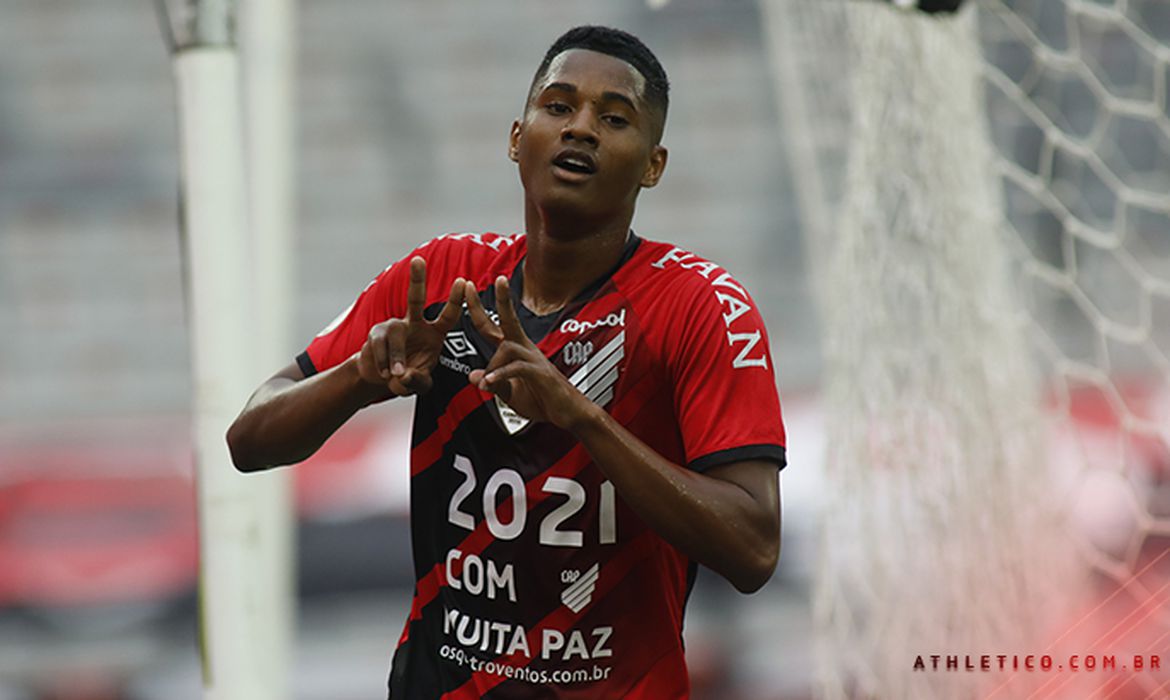 Flamengo perde para Athletico-PR; Internacional dispara na liderança