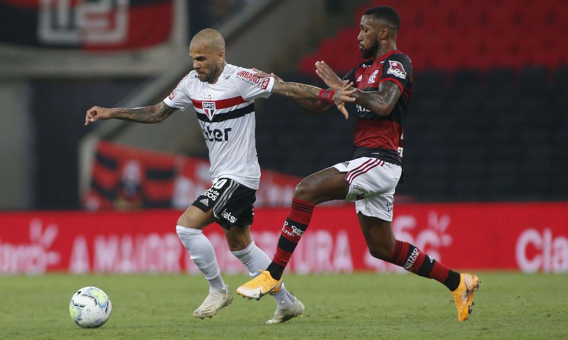 Flamengo visita São Paulo em busca de título do Brasileiro