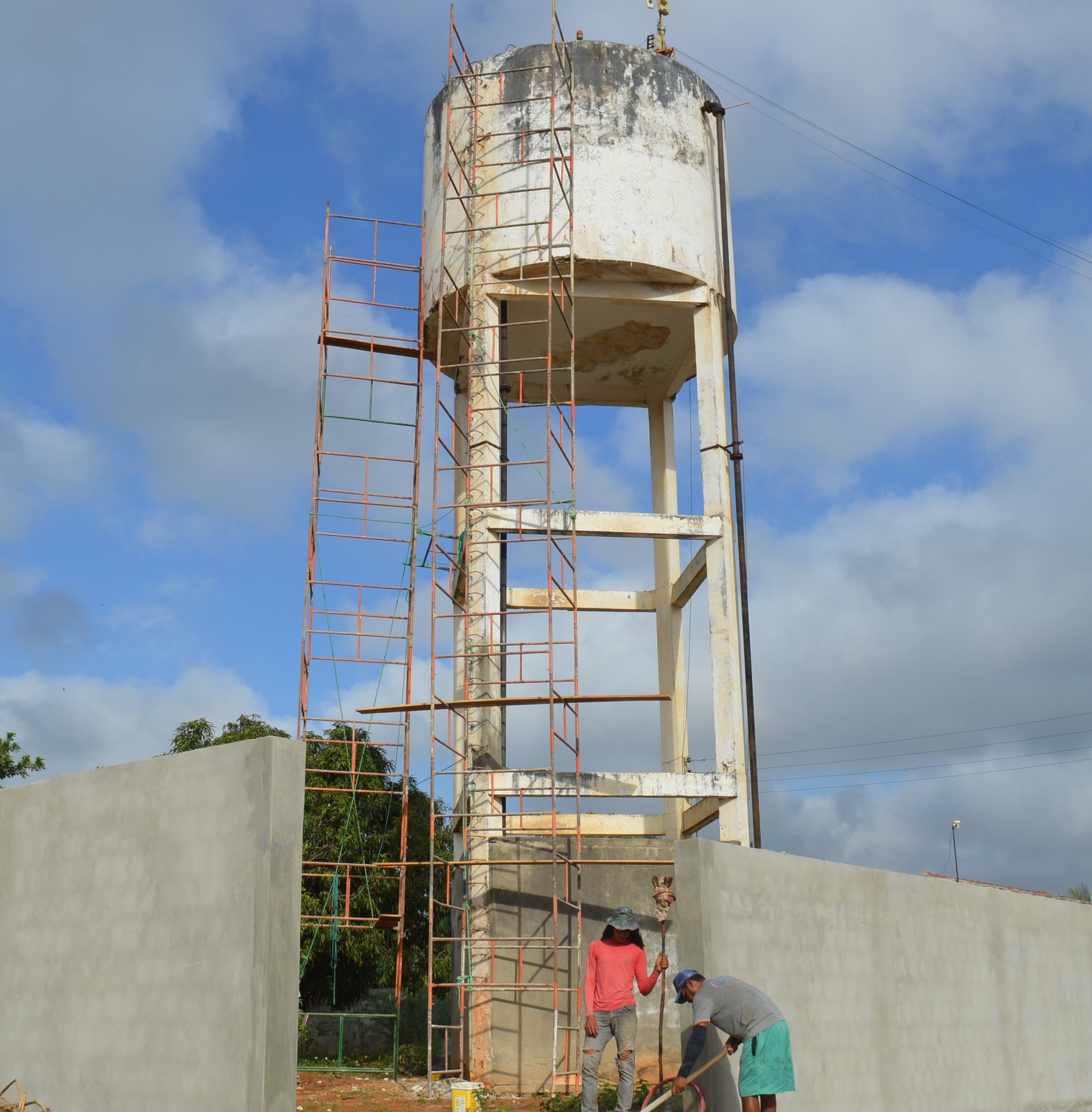 CAGEPA atende pedido e reforma caixa d´agua em Sumé