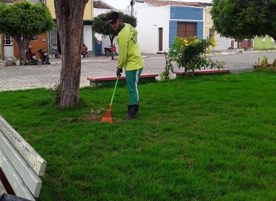 Como forma de preservar e valorizar a cidade, Prefeitura Municipal de Prata realiza trabalhos de Jardinagem