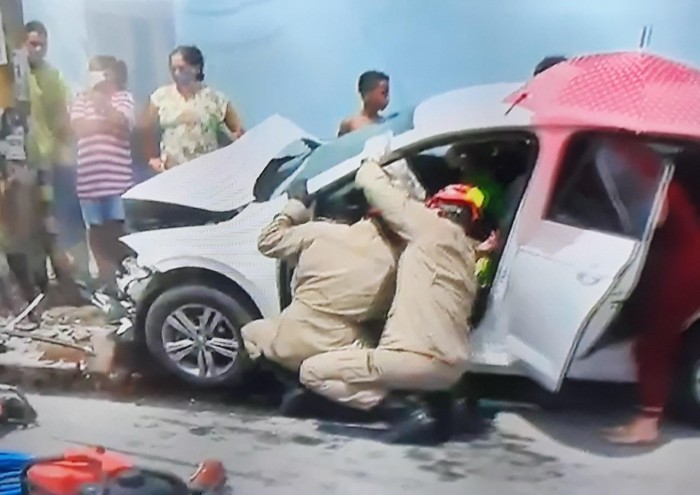 Idosa fica presa às ferragens após bater carro em poste, na Paraíba