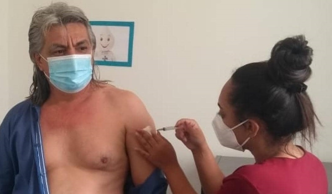 Prefeito de Amparo, recebe 1° dose de vacina contra a Covid-19 neste sábado