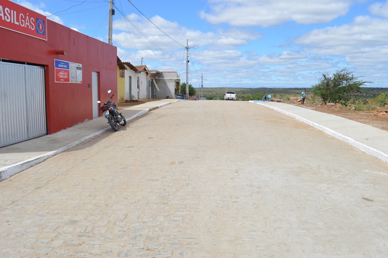 Prefeito Éden inaugura pavimentação com calçadas e rampas de acessibilidade