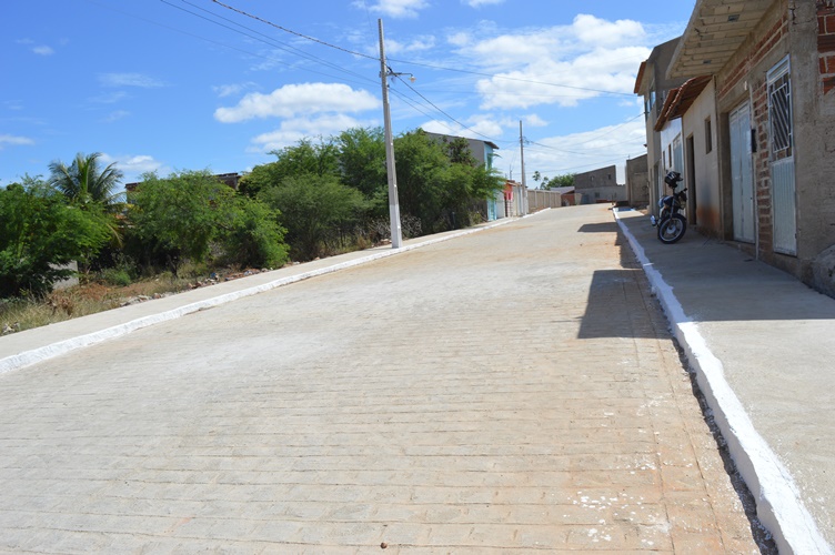 Prefeitura de Sumé entrega mais uma rua pavimentada