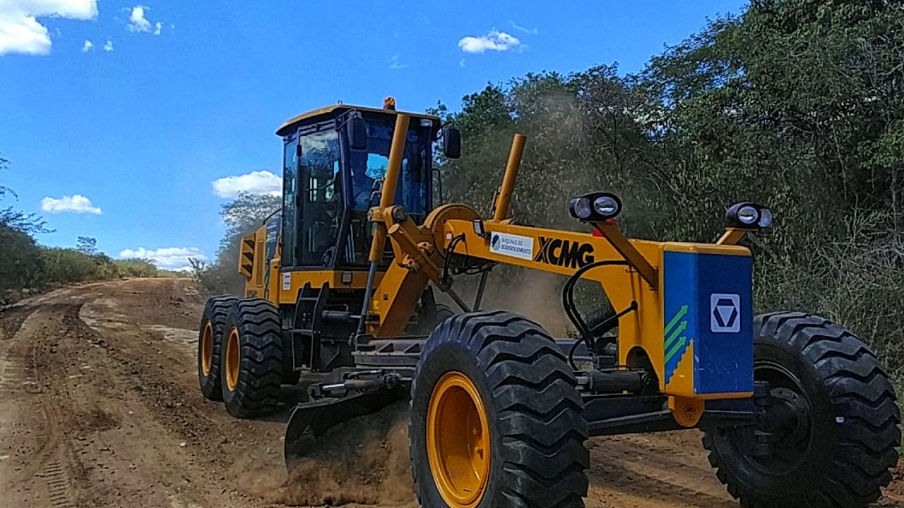 Prefeitura intensifica recuperação de pontos críticos nas estradas vicinais do município de Prata