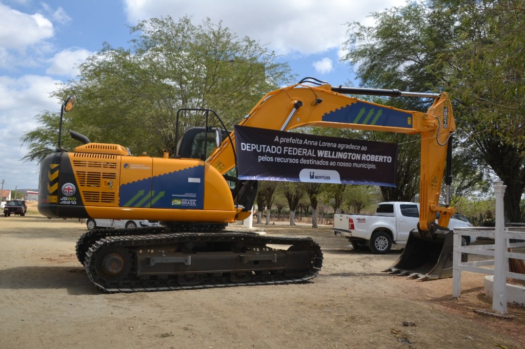 MONTEIRO: Anna Lorena e Wellington Roberto entregam Escavadeira Hidráulica