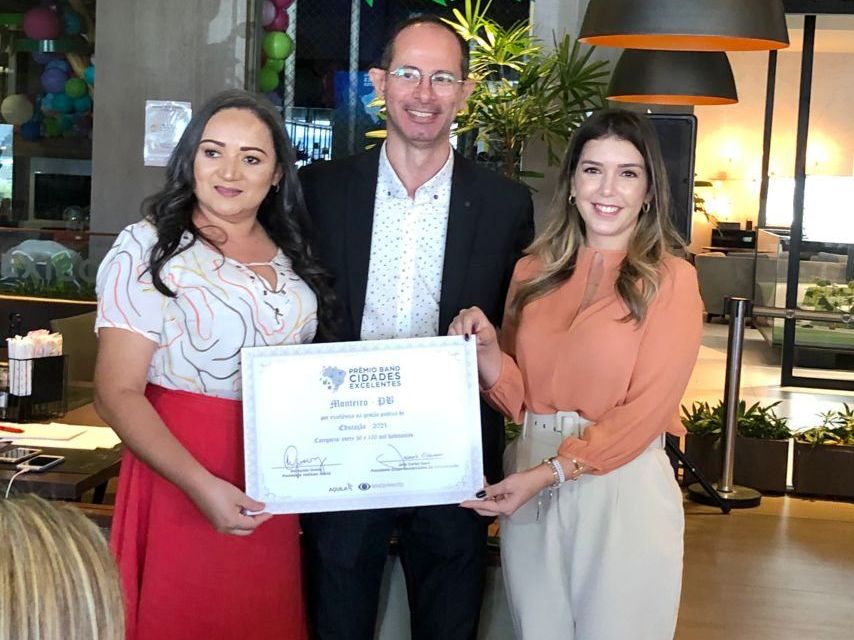 Anna Lorena recebe diploma de Qualidade da Gestão no Prêmio Band Cidades Excelentes