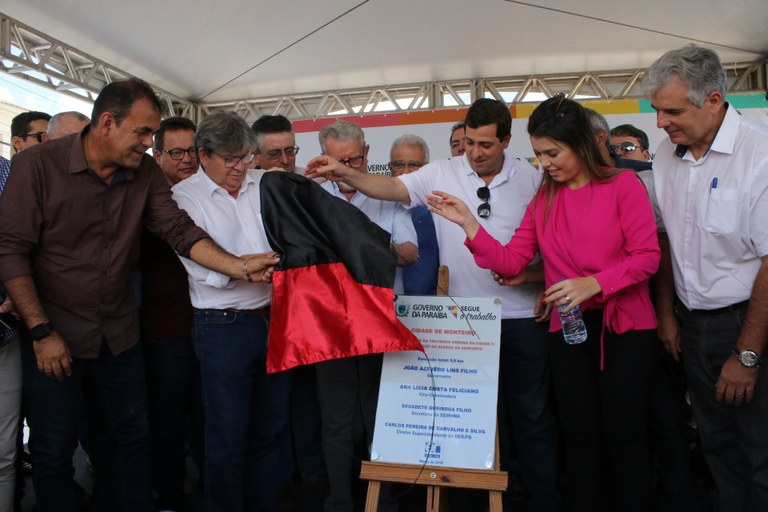 João Azevêdo entrega Centro da Renda Renascença em Monteiro