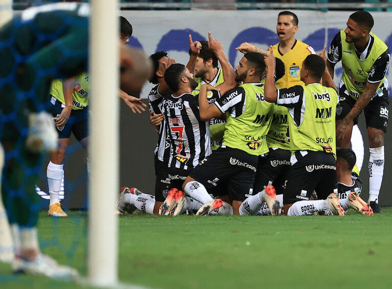 SALVADOR, BRAZIL - DECEMBER 02: Keno (C) of Atletico Mineiro celebrates with teammates after scoring a goal during a match between Bahia and Atletico Mineiro as part of Brasileirao Series A 2021 at Arena Fonte Nova on December 02, 2021 in Salvador, Brazil. (Photo by Buda Mendes/Getty Images)