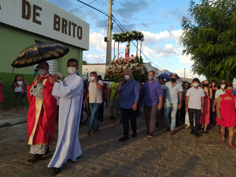 Prefeito e vice participam de encerramento da festa de São Sebastião em Amparo