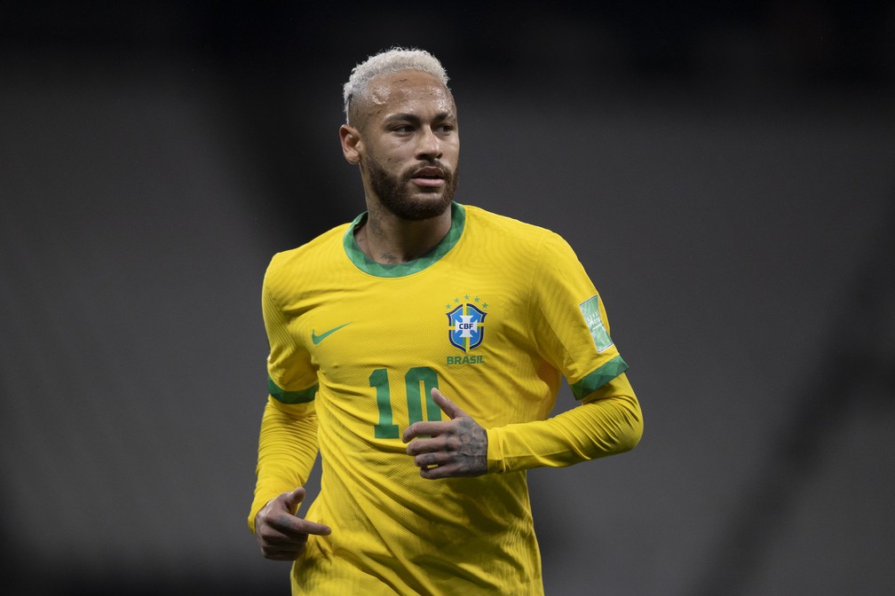 Após férias no Brasil, Neymar retorna a Paris para dar continuidade a tratamento de lesão