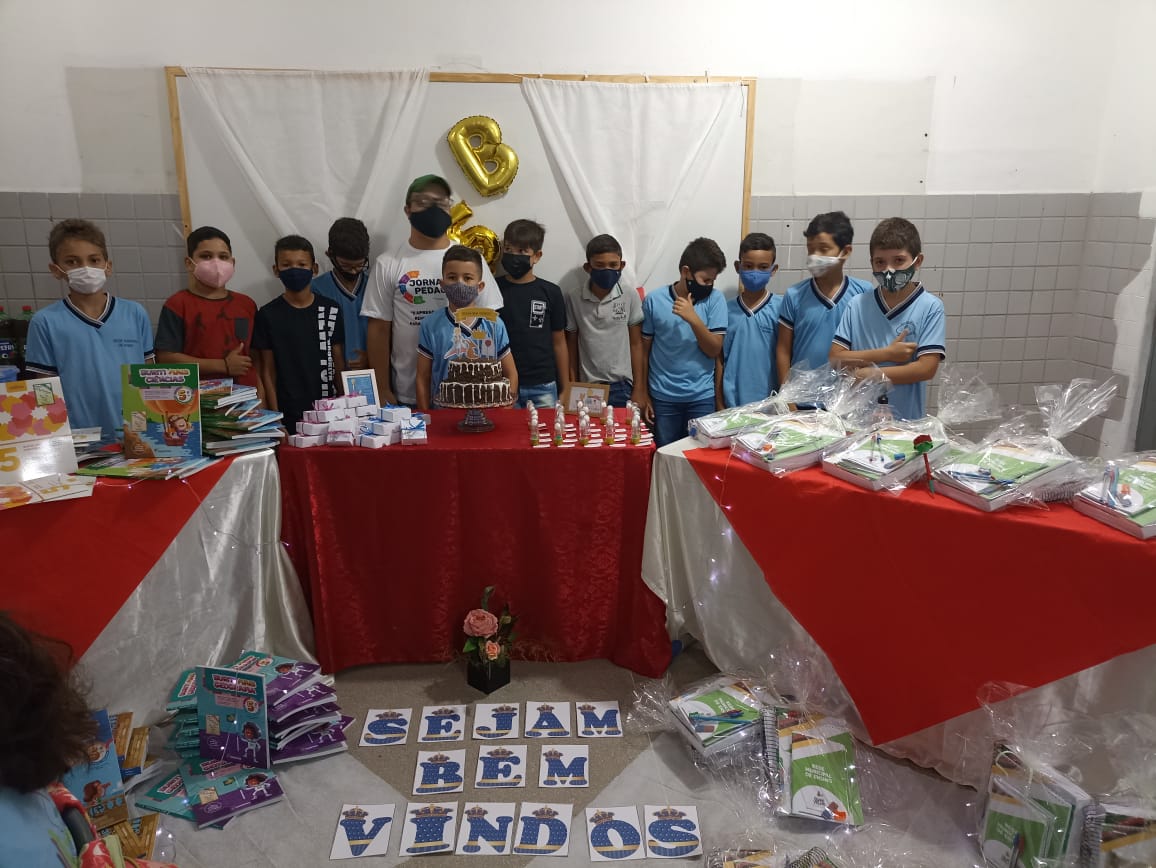 Prefeitura entrega Kits de material escolar para alunos em Ouro Velho