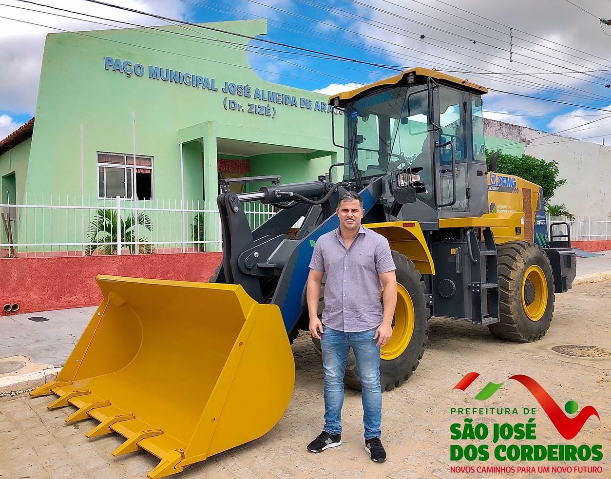 Município de São José dos Cordeiros recebe nova máquina Pá Carregadeira e prefeito Felício Queiroz agradece ao deputado Wellington Roberto