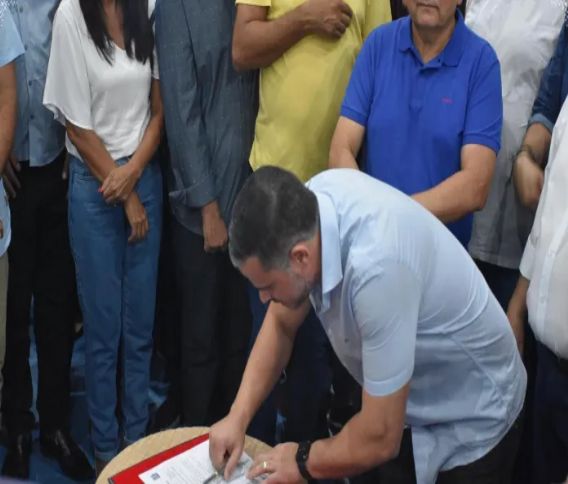 Ao lado prefeito Felício, Governador assina ordem de serviço para travessia urbana de São José dos Cordeiros