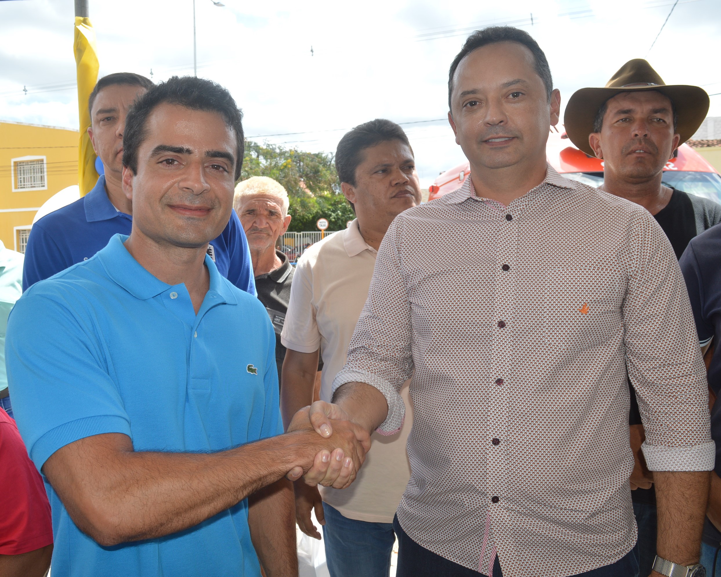 Prefeito Éden Duarte e Bruno Roberto entregam Motoniveladora ao município de Sumé
