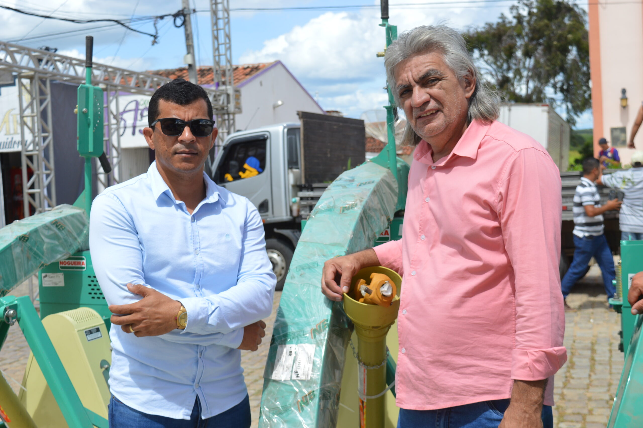 Duda Barnabé participa da entrega de ensiladeira adquirida com recursos devolvidos pelo Poder Legislativo de Amparo 