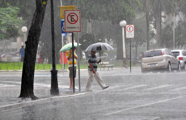 Meteorologistas alertam municípios da Paraíba para chuvas intensas, apontam perigos e orientam população