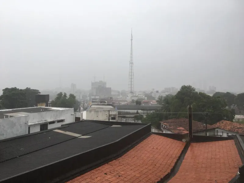 Com madrugada de chuva, raios e trovões, João Pessoa tem alagamento e semáforos com problemas