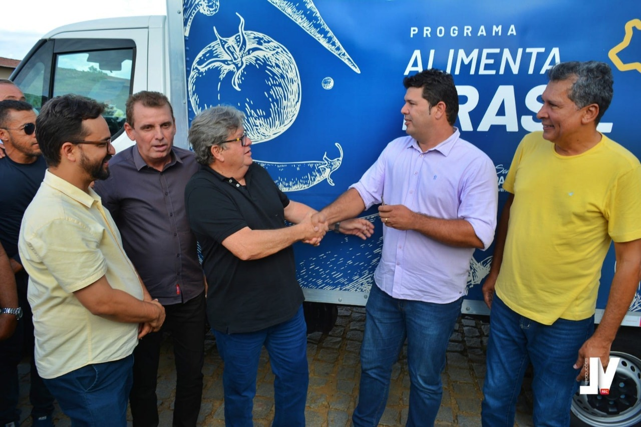 Governador João Azevedo visita a Prata, entrega caminhão frigorífico ao programa alimenta Brasil PAB e anuncia vários pleitos para o município
