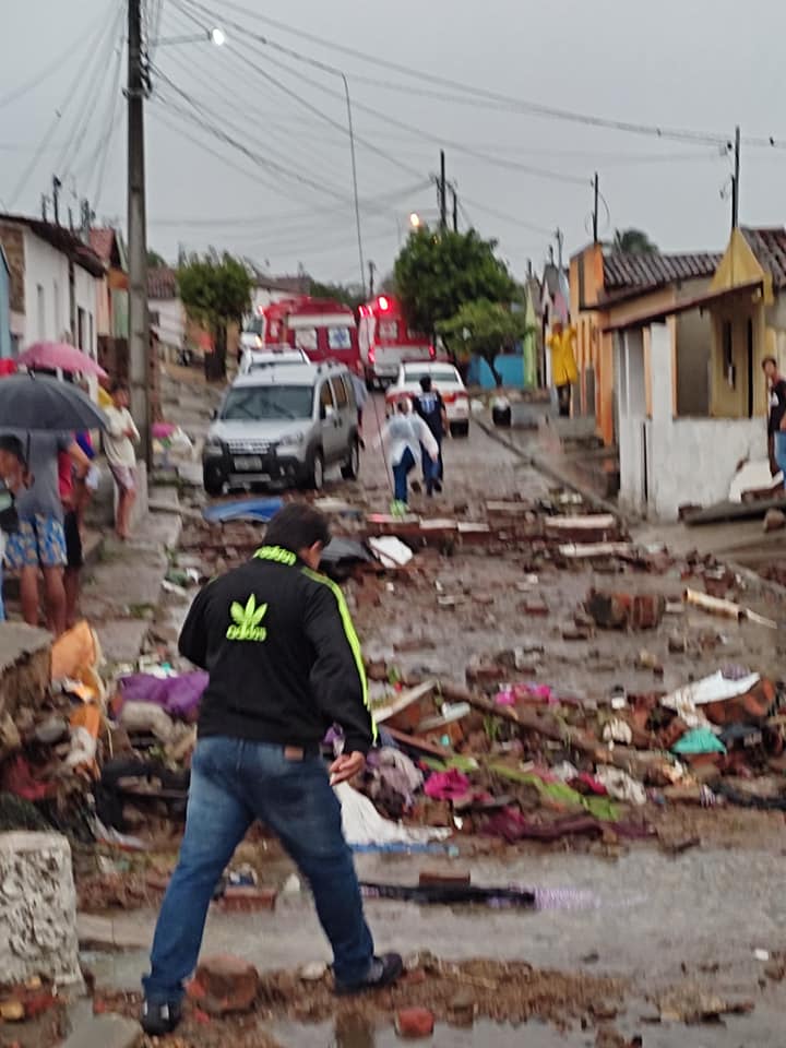 Reservatório de água rompe, destrói quatro casas e deixa vários feridos em Pocinhos