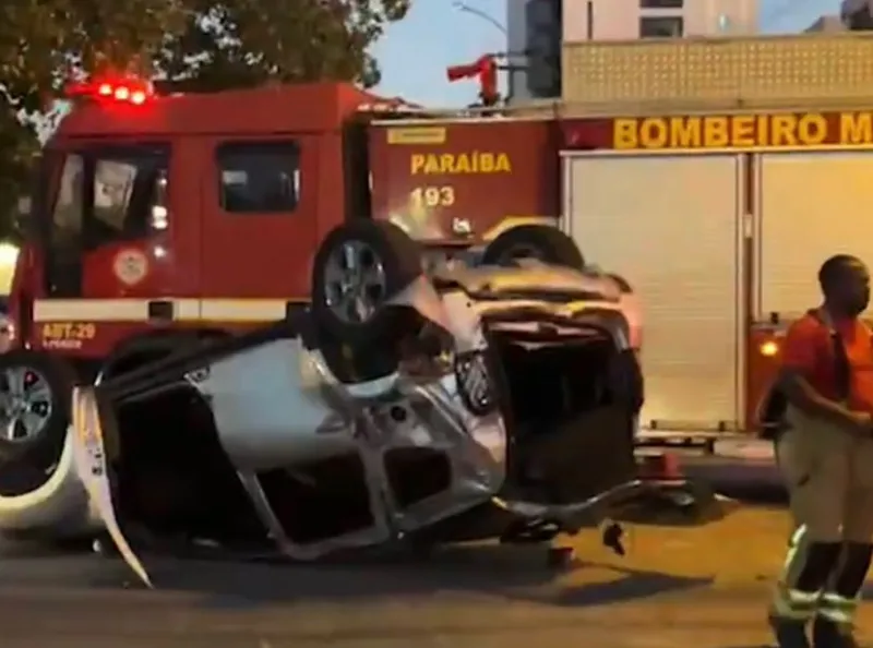 Motorista perde controle de carro e bate em cinco veículos em João Pessoa