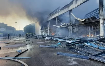 Míssil atinge shopping movimentado na Ucrânia, deixando mortos e feridos