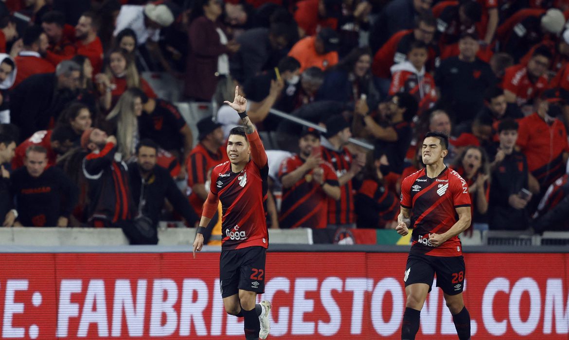 Athletico-PR derrota Libertad por 2 a 1 na Arena da Baixada
