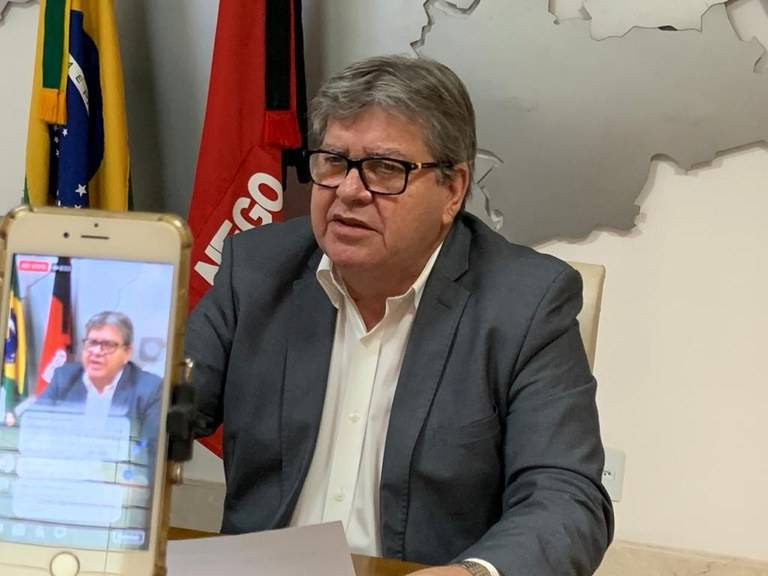 Governador João Azevedo se posiciona contra PEC proposta pelo presidente Bolsonaro que pode reduzir litro da gasolina em até R$ 2