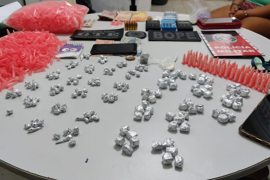 Polícia prende dois homens e apreende adolescente suspeitos de tráfico de drogas na Paraíba