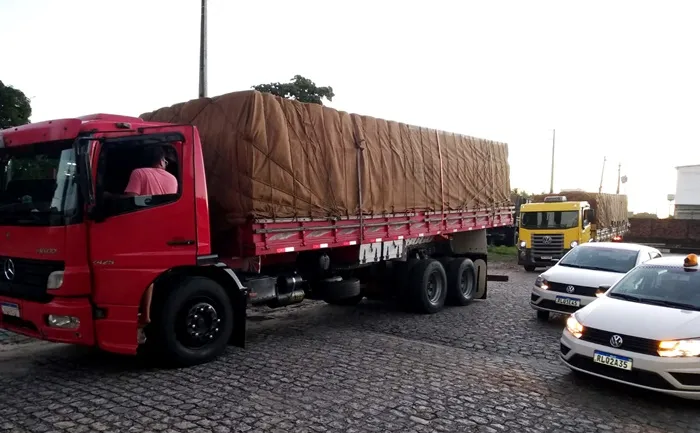 Estado apreende dois caminhões de biscoito sem documento fiscal na BR-101